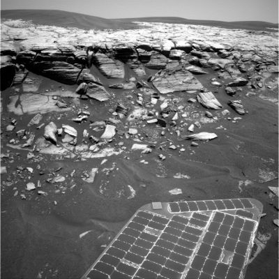 The rocky rim of Erebus, from very close (1) - Sol 745
Caption originale:"Left NavCam Non-linearized Full frame EDR acquired on Sol 745 of Opportunity's mission to Meridiani Planum at approximately 11:59:04 MLT".

Nota: la parete ("rim") - estremamente bassa ed erosa - di Erebus ci ricorda, da tanti punti di vista, il rim di Eagle Crater, l'area di landing di Opportunity.
Per quanto attiene le caratteristiche esteriori del rim di Erebus - laddove esaminate con riguardo alle sue possibili origini - esse ci appaiono molto difficilmente spiegabili facendosi esclusivo ricorso a meccaniche di impatto.
Da non trascurarsi un'ampia moltitudine di dettagli che lasciano altres� supporre un abbondante "weathering" del rim stesso (weathering --> usura e consunzione di un qualsiasi rilievo superficiale la quale sia determinata, in tutto od in parte, dal concorso di agenti atmosferici).
Parole chiave: Erebus' Rim