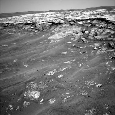 The layered rim of Erebus Crater (2) - Sol 747
Sono ben visibili nel primo frame della serie, ma restano ancora assai agevolmente identificabili in questo e nei successivi: di che cosa si tratta? Si tratta degli apparenti "cedimenti" del suolo che circonda Opportunity e che evidenziano, appena al di sotto di polveri e sabbie, i tipici disegni squadrati che formano i "Martian Paving".
Per capire meglio a che cosa stiamo alludendo, Vi invitiamo a leggere (o a ri-leggere) il bellissimo articolo del Dr Pullini riguadante questo curioso fenomeno - "Martian Sandglasses" - su TruePlanets.
Parole chiave: The Rim of Erebus Crater