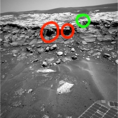 The layered rim of Erebus Crater (3) - Sol 747
Cerchiature Rosse: spuntoni rocciosi che "emergono" dal rim di Erebus o si tratta di quelle che chiamiamo "rocce impossibili" (ovvero segni più o meno palesi di manipolazione)?

Cerchiatura Verde: chiarissimi segni di manipolazione digitale (su tutti: cancellatura a forma quadrata che elimina una serie di dettagli posti sul fianco Sx di uno spuntone roccioso a base rotondeggiante e poi una specie di "sbuffo bianco" che si dirige da Dx verso Sx - e se non è quella una manipolazione, allora, cortesemente, provate a dirci Voi di che cosa si tratta...).
Parole chiave: The Rim of Erebus Crater - Controversial