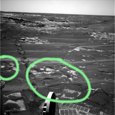 The layered rim of Erebus Crater (6) - Sol 747
Cerchiature Verdi: ancora degli spettacolari cedimenti (ma che cosa c'è al di sotto - poco al di sotto... - della superficie di Meridiani?!?...)
Parole chiave: The Rim of Erebus Crater