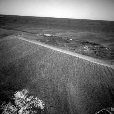 Erebus' area is sinking?!? (1)
Appena intuibili in questo primo frame ma nettissime nel secondo e terzo: le crepe che sembrano ingoiare (!) le sabbie e le polveri superficiali di questa zona di Meridiani Planum (e che il Dr Pullini ha definito "Clessidre Marziane") acquisiscono a buon diritto il titolo di "Singolarità". Il Dr Pullini ha supposto - riteniamo correttamente - che un sensibile "aiuto" in quest'opera di "deglutizione" delle sabbie e delle polveri superficiali da parte del sottosuolo di Meridiani, arrivi proprio dal passaggio del Rover Opportunity. Tuttavia, a guardare bene queste immagini - specie i frames 2 e 3 - la sensazione è che tutta quest'area potrebbe essere interessata da "cedimenti" sotterranei. 
I dettagli più evidenti sono nelle Cerchiature Verdi: ora...giudicate Voi!
Parole chiave: Erebus' Rim Area