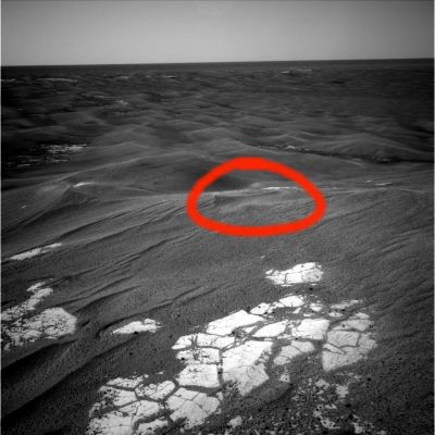Dunes... - Sol 753
Cerchiatura Rossa: un rilievo netto e lineare che mal si sposa con le linee morbide e rotondeggianti dei Side-Winders di Meridiani Planum. Si tratta di un effetto ottico derivante dalla prospettiva in cui ci troviamo, oppure abbiamo davanti l'ennesimo rilievo anomalo o magari è solo la nostra fantasia che ci fa vedere cose che non esistono?

Decidete Voi!...
Parole chiave: Martian Soil - Meridiani Planum - Controversial