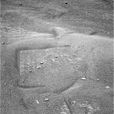 Natural or artificial? - Sol 757
Caption Originale:"Left PanCam Non-linearized Full frame EDR acquired on Sol 757 of Opportunity's mission to Meridiani Planum at approximately 12:35:24 MLT.
Camera commanded to use Filter 7 (432 nm)".

Difficile da commentare: la porzione di "Martian Paving" che vediamo in questo frame sembra - indiscutibilmente - squadrata...
E questa sensazione devono averla avuta anche i Signori di Pasadena poichè questo dettaglio, nei Soles seguenti - come vedremo - verrà ripreso più e più volte.
Parole chiave: Martian Paving - Highly Controversial Frame