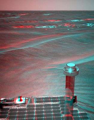 The Dunes around Opportunity - 3D (1) - Sol 760
Grazie al lavoro del Dr Feltri, osservate Voi stessi - come se foste accanto al Rover... -  la situazione dei dintorni di Erebus Crater.
Noi non facciamo commenti, ma ci limitiamo a sottolineare che il transito di questa zona - a nostro parere - non sarà affatto semplice, soprattutto se consideriamo che Opportunity si insabbiò - come detto - per molto meno.
Esiste poi, ovviamente, un'altra possibilità: questo paesaggio, anche se a molti di Voi questa ipotesi sembrerà 'sfrontata', potrebbe non esistere. Potrebbe essere, in realtà, di una ricostruzione totalmente virtuale, fatta per trarre in inganno tutti e per poi consentire alla NASA di dire, fra qualche tempo, "visto? Abbiamo attraversato altre sand traps senza problemi ed in guida remota: siamo bravi!".

Ma la motivazione della "virtualità totale" di quello che vediamo potrebbe anche non essere affatto propagandistica. Forse Opportunity, come il Dr Feltri stesso ritiene, è già da tempo a gironzolare accanto (e dentro?) al Victoria Crater e le scoperte fatte on the way, molto semplicemente, NON sono scoperte destinate al Pubblico.

Motivazioni? Noi abbiamo alcune idee, anche se - al momento - esse non sono sostanziabili e quindi non valgono nulla.
E Voi? Che ne dite?...
Parole chiave: Mars Panorama - The Horizon of Meridiani Planum (3D)