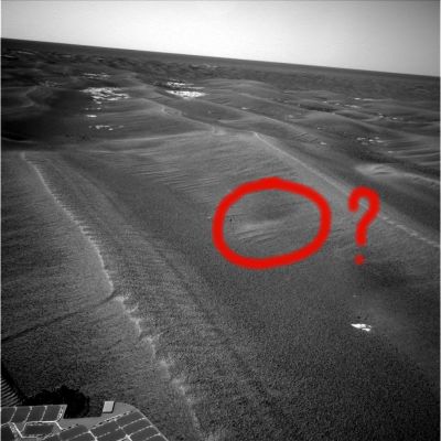 Sinking Mars? - Sol 762
Caption originale:"Right NavCam Non-linearized Full frame EDR acquired on Sol 762 of Opportunity's mission to Meridiani Planum at approximately 13:55:57 MLT".
Parole chiave: Martian Surface - Martian Sandglasses - Meridiani Planum