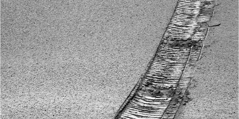 Track (2) - Sol 764
Caption NASA originale:"Right Panoramic Camera Non-linearized Sub-frame EDR acquired on Sol 764 of Opportunity's mission to Meridiani Planum at approximately 13:02:09 MLT.
Camera commanded to use Filter 1 (436 nm)".
Parole chiave: Martian "disturbed" Soil - Meridiani Planum