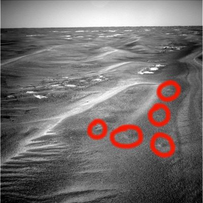 Panorama (3) - Sol 766
Cerchiature Rosse: sebbene l'immagine non è certo fra le più chiare e, dunque, inequivocabili diremmo che siamo in presenza di evidenti - ed inspiegabili - microdepressioni del terreno che circonda Opportunity.
Parole chiave: Martian Soil - Meridiani Planum - Controversial