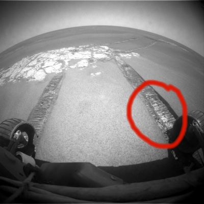 Salt in Meridiani? - Sol 776
Dopo i depositi di sali e solfati nei pressi di Husband Hill, portati alla luce dalle trincee scavate dalle ruote di Spirit, abbiamo la sensazione che il medesimo fenomeno si stia evidenziando, sebbene in forma meno appariscente, anche nei dintorni del cratere Erebus: guardate Voi stessi...
Parole chiave: Martian Surface - Salt Deposits - Controversial