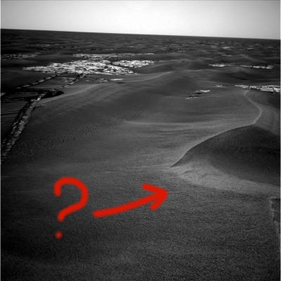 Very unusual "depression" (1) - Sol 776
Il rilievo che vediamo è effettivamente una "depressione" del suolo o si tratta del ciglio - completamente inusuale - di una duna?
Parole chiave: Martian Surface - unusual feature