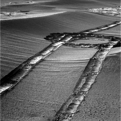 Salty tracks near Erebus? - Sol 777
Nuovi mega-scavi, simili a quelli eseguiti da Spirit, ci arrivano dai pressi del Cratere Erebus, Meridiani Planum. Ed anche in questo caso, oltre alle annotazioni sulla (diciamo...eccessiva?!?) semplicità con cui la gelida (!) superficie di Marte viene intaccata, dobbiamo notare la presenza di materiale bianco nelle tracce lasciate dal Rover.

Ancora sali e solfati?

Caption originale:"Left PanCam Non-linearized Full frame EDR acquired on Sol 777 of Opportunity's mission to Meridiani Planum at approximately 17:07:25 MLT. Camera commanded to use Filter 7 (432 nm)".
Parole chiave: Martian Surface - Salt Deposits - Controversial