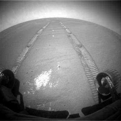 The "paving" is everywhere! - Sol 778
Come molti Ricercatori stanno supponendo, i Pavimenti Marziani - forse - si stendono per decine di Km, al di sotto delle sabbie di Meridiani Planum. L'immagine di Meridiani Planum così come è oggi rispetto a come poteva essere nel passato è sempre più ambigua ed intrigante.
Che cos'era Meridiani Planum prima di diventare questa specie di deserto (che rimane comunque indecifrabile)?!?

Caption originale:"Right Front HazCam Non-linearized Full frame EDR acquired on Sol 778 of Opportunity's mission to Meridiani Planum at approximately 13:07:59 MLT".
Parole chiave: Martian Surface - Martian Paving - Meridiani Planum - Controversial