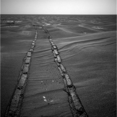 Deep and bright tracks, on the way to Victoria (1) - Sol 779
Caption originale:"Left NavCam Non-linearized Full frame EDR acquired on Sol 779 of Opportunity's mission to Meridiani Planum at approximately 10:56:07 MLT".
Parole chiave: Martian Surface - Rover tracks