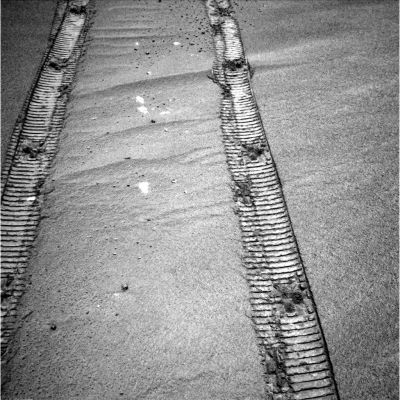 Deep and bright tracks, on the way to Victoria (2) - Sol 779
Caption originale:"Right NavCam Non-linearized Full frame EDR acquired on Sol 779 of Opportunity's mission to Meridiani Planum at approximately 11:48:53 MLT". 
Parole chiave: Martian Surface - Rover tracks