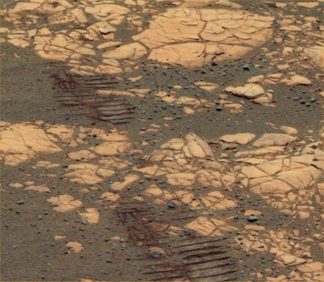 "Bosque", on the way to Victoria - Sol 784 (2)
Una serie di tre immagini molto belle (tutte tratte da un global panorama troppo grande per essere pubblicato sulle nostre pagine in soluzione unica) ed un'annotazione: se rileggete attentamente la caption NASA originale, noterete che si parla di "paving", per definire questi rilievi.
Ebbene, secondo noi questa è la prima volta che la NASA, nei suoi commentini ufficiali, ha chiamato gli outcrops di Meridiani "paving", ossìa "pavimenti" e/o "pavimentazione": un'espressione, questa, che abbiamo inventato noi, come Lunar Explorer Italia, circa due anni fa...
Parole chiave: Martian Paving