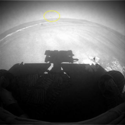 Martian "Bird"?!? - Sol 785
Una nuova Anomalìa "appare" - letteralmente - nei cieli di Meridiani: la segnalazione è del Dr Barca e l'oggetto che ha destato l'interesse di tutti è quella specie di "trattino scuro" cerchiato in giallo. 
E' il solito photoartifact? Onestamente sembra di no e, se lo fosse (non ci sentiamo di escluderlo, almeno per ora), si potrebbe trattare di un photoartifact davvero curioso, per un semplice motivo: analizzando l'immagine in dettaglio ci siamo resi conto che, proprio nella zona in cui appare l'Anomalìa in questione, sembrano esserci tracce di una ulteriore manipolazione (una piccola "piallatura" o "cancellatura digitale") del frame.
Coincidenza, errore o tentativo - riuscito male - di nascondere gli uccelli (o le mosche, perchè no?!?) di Marte?

Un "bravo", ancora una volta, all'Amico Gianluigi e, per noi, ancora un grande punto di domanda: ma che cosa succede, realmente, su Marte?!?
Parole chiave: Martian Horizon - Controversial Frame