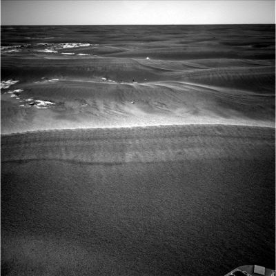 Silent Landscape (1) - Sol 793
Un paesaggio che sembra ripetitivo (e lo è, da un certo punto di vista), ma che è capace di riservare scorci di assoluta bellezza ed enigmaticità. Molto interessanti le "Rover Tracks" del frame n. 3.
Parole chiave: Martian Surface - Martian Dunes and Paving - Meridiani Planum