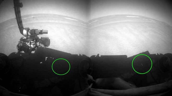 A "twisted" strip of light... (1) - Sol 794
Grazie a questo bel lavoro del Dr Gianluigi Barca, andiamo a risolvere (almeno in parte) il quesito relativo alla striscia di luce che emerge nell'ombra di Opportunity.
Guardate attentamente l'orizzonte del Rover (e prendete uno o due punti di riferimento fissi - p.e.: gli outcrops): noterete subito che le riprese sono state effettuate con la HazCam che "guardava" in direzioni leggermente diverse e questo significa che i rilievi posti a ridosso del Rover (al pari delle ombre e delle luci che filtrano) si sono, ovviamente, spostati nelle diverse inquadrature.
 
Deduzioni: la striscia luminosa anomala è, effettivamente, un qualcosa di curioso e di difficilmente spiegabile (forse essa è davvero un'Anomalìa di Superficie); ma il suo "cambiare" contorcendosi, riducendosi e sbiadendo è, a nostro parere, solo una conseguenza del cambio di angolo di ripresa della HazCam del Rover la quale, tra un frame e l'altro, ha "ruotato" di almeno una decina di gradi (approssimativamente).
Parole chiave: Controversial Frame