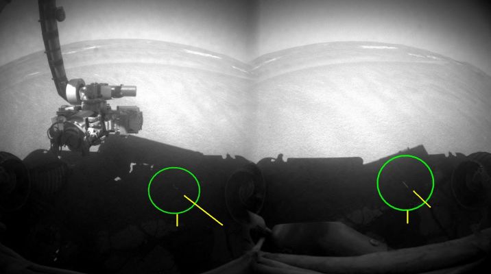 A "twisted" strip of light... (2) - Sol 794
Una riprova di quanto detto in sede di commento al frame che precede: l'orizzonte "shifta" leggermente (lo si vede dallo spostamento degli outcrops) e, con esso, shiftano tutti i dettagli superficiali.

Complimenti al Dr Barca e grazie di cuore per averci aiutati a risolvere questo piccolo puzzle fatto di ombre, strisce di luce e leggeri movimenti.
Parole chiave: Controversial Frame