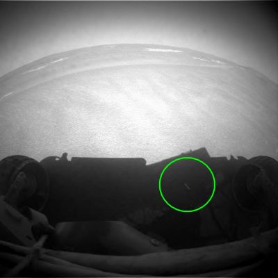 What is that? (1) - Sol 794
Dall'occhio attento e puntuale del nostro Socio (ormai un autentico Collaboratore Attivo - ancorchè esterno), il Dr Gianluigi Barca, due frames che ci mostrano qualcosa che potrebbe essere un photoartifact (ma ne dubitiamo, anche perchè appare visibile in e da entrambi gli "occhi" di Opportunity), oppure un curioso rilievo superficiale (la cui albedo e forma ci lasciano davvero perplessi).
Questo tipo di frames, come l'esperienza ci ha insegnato, sono i meno soggetti a manipolazioni correttive (tampering) e quindi, se qualcosa di strano appare in due o più di essi, allora possiamo ragionevolmente dire che siamo davanti a qualcosa di reale.

Caption originale:"Left Front HazCam Non-linearized Full frame EDR acquired on Sol 794 of Opportunity's mission to Meridiani Planum at approximately 12:45:28 MLT".
Parole chiave: Martian Surface - Controversial