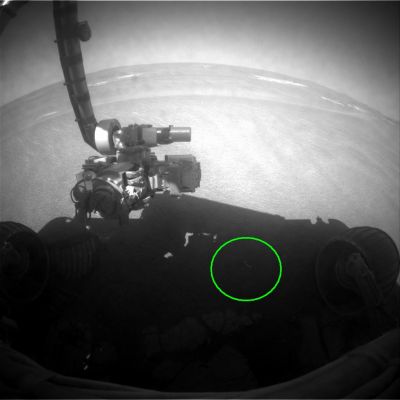 What is that? (3) - Sol 794
Cambia l'ora, cambia - leggermente - l'angolo visuale e cambia anche la forma di questa "striscia di luce". Tanti cambiamenti, ma la Singolarità è ancora lì, davanti ad Opportunity.
Che cos'è?!?

Caption originale:"Left Front HazCam Non-linearized Full frame EDR acquired on Sol 794 of Opportunity's mission to Meridiani Planum at approximately 13:08:14 MLT".
Parole chiave: Martian Surface - Controversial