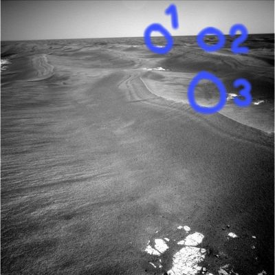 Mars Panorama, at one mile from Victoria... (5) - Sol 794
Cerchiature Blu: da 1 a 3, piallature digitali o vere e proprie Anomalìe di Superficie"? 
Appena percepibile la n. 1, la quale potrebbe anche essere il risultato di una pessima definizione del frame; netta la n. 2 - notate la pixellatura completamente incoerente rispetto al resto del frame; bizzarra la n. 3 (che è anche la più interessante): essa potrebbe essere il risultato della presenza di un qualcosa di "non sabbioso" sulla superficie del Pianeta - una curiosa macchia scura la quale, operando un notevole stretching dell'immagine, mostra caratteristiche tali da farci pensare alla presenza di una sostanza oleosa che si spande sulle sabbie circostanti. 
Potrebbe trattarsi dell'affioramento di un liquido di un qualche genere?
Parole chiave: Mars Panorama - Controversial