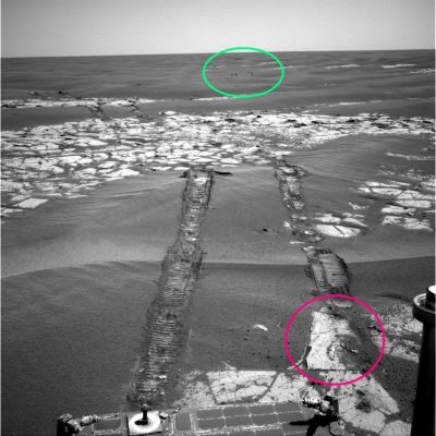 Something stands down there... - Sol 795
Questo frame, segnalatoci dal nostro Collaboratore Gianluigi Barca, ci propone due interessanti rilievi: nella Cerchiatura Verde, due "torrette" (purtroppo indefinibili nella loro essenza reale, ma talmente peculiari da poter meritare il titolo di Anomalie Superficiali) sembrano ergersi dalle sabbie di Meridiani (dettaglio confermato anche dal successivo frame Left NavCam di Opportunity); nella Cerchiatura Fucsia, quadrante inferiore Sx, circa ad ore 7, una squadratura del Pavimento Marziano incredibilmente netta.

Come sempre, un ottimo lavoro del Dr Barca.
Parole chiave: Martian Surface - Controversial