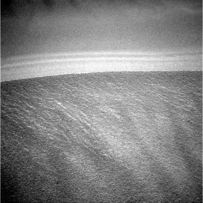 The edge of a Side-Winder - Sol 795
Un bellissimo close-up che ci mostra la incredibile "tessitura" (liscia e pulita) delle dune Marziane che chiamiamo "Side-Winders": la parte pi� affascinante del frame � data dal profilo, netto ed affilato, del margine superiore della duna. 
In teoria, si tratta di un magnifico prodotto del vento; in pratica...Siamo molto scettici circa la possibilit� che questi rilievi s�ano il (solo?) risultato dell'azione di venti che, come ben sapete, se esistono, sono davvero strani (frames ravvicinati della medesima area ottenuti a diversi Soles di distanza non mostrano modifiche del suolo!)
.
E comunque, anche ammettendo la costante presenza ed azione di questi "venti", le sabbie di Meridiani - occorre ribadirlo - NON sembrano per nulla inclini a subire (quantomeno in modo "terrestre") l'azione delle correnti d'aria.

Che cosa crea i Side-Winders, dunque?!?
Parole chiave: Martian Surface - Side-Winders