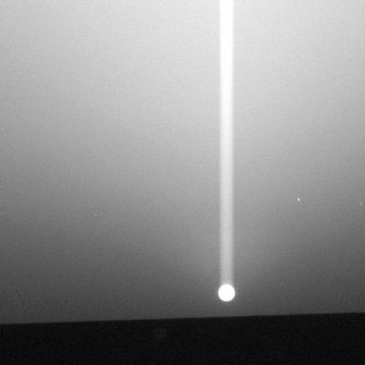Sunset on Mars, with "lights" in the Sky (1) - Sol 795
Caption originale:"Right PanCam Non-linearized Sub-frame EDR acquired on Sol 795 of Opportunity's mission to Meridiani Planum at approximately 17:54:32 MLT.
Camera commanded to use Filter 2 (754 nm)".

Nota: dopo svariati mesi di indifferenza, ecco un paio di nuovi frames relativi ad un tramonto Marziano. Come sempre, la qualità delle immagini non è eccezionale (anzi...), ma quello che ci stupisce in queste sequenze, è la (quasi) costante apparizione di corpi luminosi (oggetti reali o ancora photoartifacts?) nel Cielo di Marte, nei pressi dell'orizzonte.

Che cosa stiamo guardando?
Parole chiave: Martian Sunset
