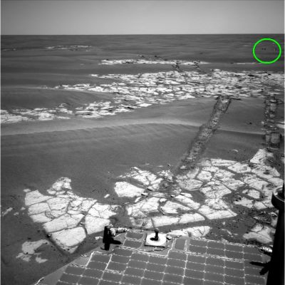 A very strange double-feature (1) - Sol 797
Un trittico di frames, ben selezionati ed evidenziati dal Dr Gianluigi Barca, i quali ci mostrano, nella Cerchiatura Verde (Gialla per il frame 2 e Fucsia per il frame 3) questa coppia di stranissimi rilievi che stazionano ad una - presumiamo - cinquantina di metri (o poco più) da Opportunity. 
Se il dettaglio non fosse stato ripetitivo avremmo anche potuto pensare a dei photoartifacts, ma la verità è che si tratta di oggetti reali i quali, pur apparendoci un pò deformati e confusi (sia a causa della scarsa qualità dei frames, sia a causa della loro distanza dalla NavCam di Opportunity), ci sembrano veramente curiosi e, in un certo senso, disarmonici rispetto al paesaggio al quale accedono e del quale fanno parte.

Che cosa stiamo guardando?
Parole chiave: Mars Panorama - Controversial