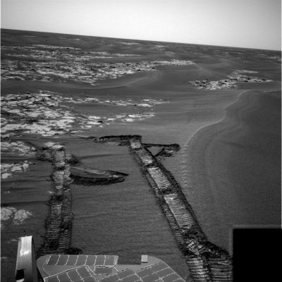 Very DEEP (!) Rover Tracks - Sol 800
Frame da osservare in congiunzione ai frames Front HazCam del Sol 801 nei quali le Rover Tracks di Opportunity, in una certa zona dell'immagine, spariscono (o, se preferite, non si vedono più). 
Qualcuno potrebbe legittimamente pensare che le Rover Tracks, in tanti casi, "sembrano sparire" (anche) a causa di avvallamenti del terreno (che le nascondono), oppure poichè Opportunity "marcia" sui Pavimenti Marziani e non sulle dune.
Obiezioni corrette.
Ma nel caso di cui ai due frames del Sol 801 - che Vi invitiamo a guardare con molta attenzione - queste due suddette (ed in teoria assolutamente accettabili) spiegazioni a noi sembra proprio che non funzionino.
Parole chiave: Martian Surface - Rover tracks