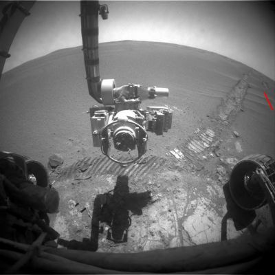 Where are my "tracks"?!? (1) - Sol 801
L'ottimo occhio del Dr Gianluigi Barca ha colpito ancora e, questa volta, ha colpito davvero molto bene: che cosa è successo alle PROFONDE ed EVIDENTI tracce lasciate dal Rover durante il suo transito sulle sabbie (o presunte tali) di Meridiani Planum? In questo frame, a quanto pare, una certa porzione di esse è, semplicemente, sparita.
Una conseguenza della distorsione alla quale sono soggetti i frames Rear e Front HazCam? 
Un improvviso refolo di vento?
O magari un'ennesima manipolazione - ma questa volta così evidente e sconcertante (per intrinseca inutilità) - che forse è indice della presenza di qualche "voce dissidente" all'interno della NASA?

Il Dr Barca ha fatto un ottimo lavoro e tanto basta: ora tocca a Voi dire che cosa pensate che sia accaduto alle Rover Tracks...
Parole chiave: Martian Surface - Controversial