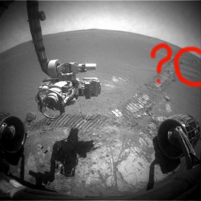 Where are my "tracks"?!? (2) - Sol 801
Caption NASA originale:"Right Front HazCam Non-linearized Full frame EDR acquired on Sol 801 of Opportunity's mission to Meridiani Planum at approximately 12:54:35 MLT".

Nota: osservate bene il dettaglio cerchiato in rosso. Che cosa è successo in quella zona del frame? Passate su passate di aerografo digitale? E se così fosse, perchè?...
Parole chiave: Martian Surface - Controversial