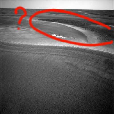 Dark Gravel? - Sol 801
caption NASA originale:"Right NavCam Non-linearized Full frame EDR acquired on Sol 801 of Opportunity's mission to Meridiani Planum at approximately 12:59:11 MLT".

Cerchiatura Rossa: materiale scuro (probabilmente ferro?) estremamente localizzato, per consistenza e dimensioni assimilabile ad una sorta di pietrisco/ghiaia. 
Parole chiave: Mars Panorama - Controversial