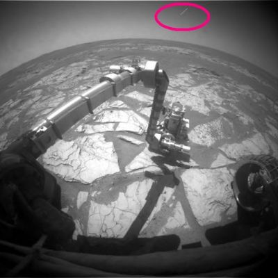 A streak in the Sky... - Sol 805
Caption NASA originale:"Left Front HazCam Non-linearized Downsampled EDR acquired on Sol 805 of Opportunity's mission to Meridiani Planum at approximately 11:46:17 MLT".

Cerchiatura Fucsia: su segnalazione dell'ottimo Dr Gianluigi Barca, abbiamo esaminato il dettaglio in questione e, come - purtroppo - spesso accade, non ci è possibile dire con certezza di che cosa si tratti. Il frame è di pessima qualità (anche questa una circostanza ricorrente...) e, anche adoperando un discreto software, l'immagine, non appena ingrandita, si sgrana e perde quel minimo di definizione necessaria per svolgere delle considerazioni. Ciò premesso, abbandoniamo la "tecnica" e ci rivolgiamo all'esperienza ed all'intuito - virtù da non sopravvalutare, certo, ma neppure da considerare come "strumenti poveri". Secondo noi, lo streak colto dalla Front HazCam di Opportunity - e lo diciamo sulla base di una discreta serie di evidenze (su tutte l'analisi dei photoartifacts tipici e ricorrenti della Left Front HazCam del Rover) NON è un photoartifact.
E dicendo questo, Vi invitiamo ora ad osservare, riflettere e dirci cosa pensate che sia quella striscia di luce che si è accesa nel Cielo di Marte.
Parole chiave: Controversial Frame