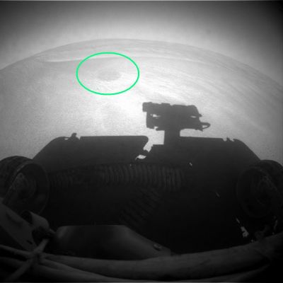 Round shadow on the ground? - Sol 814
La segnalazione del rilievo anomalo (o, quantomeno, assai curioso) è del nostro Amico e Socio, Dr Gianluigi Barca, la domanda è ovvia: di che cosa si tratta? 
Un'ombra? Decisamente no (un'ombra di che cosa?). 
Una "scoloritura" del terreno (un affioramento di qualcosa, magari)? Può darsi, ma non abbiamo elementi per sostenere questa ipotesi. 
Forse un photoartifact? Ancora no: l'ombra circolare appare in (almeno) quattro frames (2 per l'occhio Dx e due per l'occhio Sx della Front HazCam).

E allora?

La verità è che non sappiamo di che cosa si tratti e, come già avemmo occasione di dire in altre circostanze, è comunque già una gran bella cosa essere capaci (ed avere il coraggio) di dire, a fronte di un'immagine che mostra un rilievo di assai dubbia natura, di che cosa "NON" si tratti...
Per il resto, dobbiamo - come sempre - aspettare.
Parole chiave: Martian Surface - Controversial