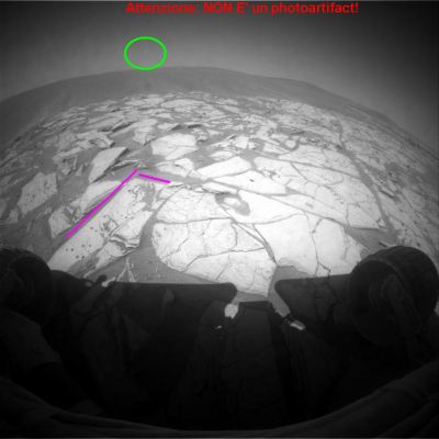 That is NOT a photographic artifact! - Sol 817
Caption NASA originale:"Right Front HazCam Non-linearized Full frame EDR acquired on Sol 817 of Opportunity's mission to Meridiani Planum at approximately 12:33:39 MLT".

Una nuova - e molto importante - segnalazione del nostro Socio, Dr Gianluigi Barca: l'oggetto che vedete nella Cerchiatura Verde NON E' un photoartifact! 
L'Ufologia, lo sapete, non è la nostra Materia Principale ma, dato che - siamo in Italia e quindi parliamo dell'Italia - chi dovrebbe guardare, studiare ed esprimersi (e cioè il CUN), non fa assolutamente niente (nè di buono, nè di utile), allora lanciamo noi una provocazione: le Missioni MER Opportunity e Spirit vengono monitorate (a breve distanza) dagli Alieni? Che cosa sono le Sfere Bianche ed Argentee che appaiono sempre più frequentemente nel Cielo di Marte? 
Chi le manda? 
Sono tutti photoartifacts, illusioni ottiche e sviste dei Ricercatori, o c'è qualcosa di più?

Chi si vuole esprimere al riguardo, deve solo fare la fatica di scriverci...
Parole chiave: Highly controversial frame