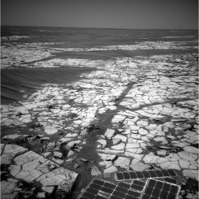 Panorama - Sol 821
...E dato che la completezza della e nell'informazione è il frutto di una serie di dati allineati, ordinati e messi in bella mostra, la prova tangibile che il primo frame (quello con lo "streak") è stato manipolato "ad hoc" ci arriva da un altro frame ottenuto sempre dall'occhio Sx della NavCam di Opportunity (a distanza di neppure un minuto dal frame "incriminato").

Qual'è la prova? Essa - sebbene non decisiva (ma MOLTO significativa!) è non solo nella (globale) buona qualità del frame, ma anche e soprattutto nella mancanza di quella fetta centrale pasticciata (con pixels raggrumati e danneggiati) che invece - ed a questo punto dobbiamo per forza dire "inspiegabilmente" - appare nel primo frame del trittico.

Conclusione: noi non siamo dei geni, ma neppure dei poveri stupidotti (come la NASA - o chi per essa - sembra credere)...

Caption NASA originale:"Left NavCam Non-linearized Full frame EDR acquired on Sol 821 of Opportunity's mission to Meridiani Planum at approximately 13:02:47 MLT".
Parole chiave: Mars Panorama