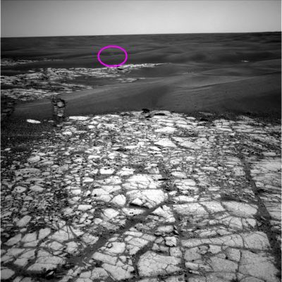 The "Ghosts" of Meridiani Planum... - Sol 822
Cerchiatura Fucsia: 1) si tratta un photoartifact veramente peculiare oppure 2) di una manipolazione digitale (tampering) venuta malissimo, oppure 3) di un qualcosa di troppo leggero, veloce ed evanescente per restare ben impresso sul frame. 

Perdonateci il pizzico di ironia (comunque necessaria in qualsiasi e per qualsiasi lavoro) ma noi diciamo che se la Verità fosse nella terza ipotesi, allora potremmo parlare del primo - probabile - "Fantasma Marziano"...
Parole chiave: Highly controversial frame