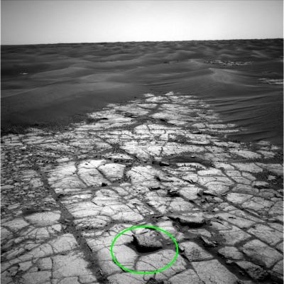Who (or "what") is "pushing"?!?... - Sol 822
Cerchiatura Verde: una roccia che si è "sollevata" dalla Pavimentazione alla quale accede e che lascia intuire un'apertura verso un sempre più probabile - ed enigmatico - mondo sotterraneo. 
Il frame è di qualità troppo cattiva per scendere in dettaglio, ma la sensazione (e nulla di più) che si ricava esaminando i bordi del blocco di roccia sollevatosi dal suolo (aguzzi e spigolosi) nonchè le peculiarità dell'area che lo circonda (quasi del tutto priva di accumuli di polvere) è che questa specifica caratterizzazione della superficie possa essere estremamente recente...
Parole chiave: Martian Surface - Controversial