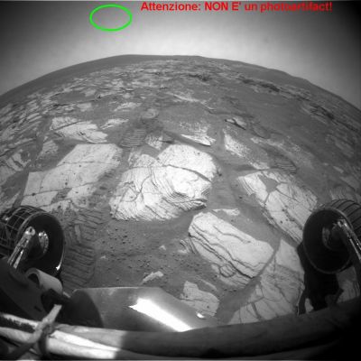 The "Observers" are always there... - Sol 823
La circostanza per cui molte di queste (indubitabilmente timide) "luci del cielo" - che appaiono sempre più di frequente nei frames Opportunity - non sono (a nostro parere, naturalmente) dei semplici photoartifacts ci ha spinto a battezzarle come "Osservatori".
In fondo l'espressione "OVNI", sebbene correttissima (si tratta, senza dubbio, di Oggetti Volanti NON Identificati), presta il fianco ad una serie di malintesi, scettiscismi aprioristici e diffidenza (da un lato), nonchè ad ingiustificate illazioni, eccessivi entusiasmi e forme di credulità vera e propria (dall'altro).
Parole chiave: Martian Sky - Controversial