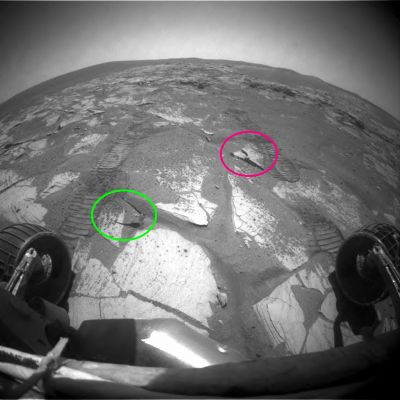 Extremely strange surface features... - Sol 823
Cerchiatura Verde: le "solite" Clessidre Marziane

Cerchiatura Fucsia: un rilievo superficiale davvero curioso (complimenti, come sempre, all'ottimo Dr Barca) sulla cui forma - ad arco - potremmo discutere per un secolo senza venire a capo di niente. 
Parole chiave: Martian Surface - Controversial