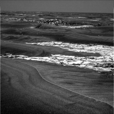 Make a comparison... (2) - Sol 827
Caption NASA originale:"Right PanCam Non-linearized Full frame EDR acquired on Sol 827 of Opportunity's mission to Meridiani Planum at approximately 11:56:32 MLT.
Camera commanded to use Filter 2 (754 nm)". 

Allora? Qual'è il "vero" Marte (ammesso che ce ne sia uno...)?
Parole chiave: Mars Panorama - Controversial