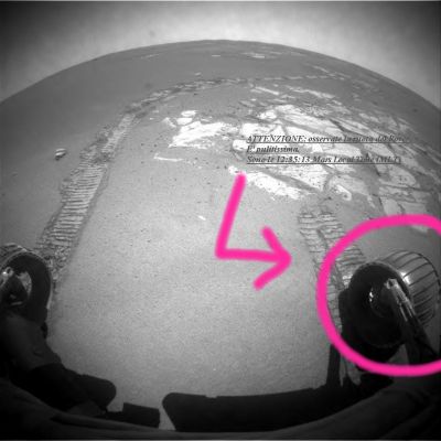 Check the wheel!!! (1) - Sol 830
Un nuovo enigma suggerito dal bravissimo Dr Barca: nello spazio di due minuti, qualcosa cambia sulla ruota anteriore Dx del Rover.

Che cosa si è "appiccicato" alla ruota? Purtroppo non siamo in grado di dirlo con assoluta certezza, ma la sensazione è che si tratti di "filamenti" di un qualche tipo, del tutto incompatibili con la stessa nozione di fango o terriccio o (!) polveri sottili.
Materiale "organico"? Questa, per ora, è fantascienza. Però...

Parole chiave: Martian Sands - Meridiani Planum
