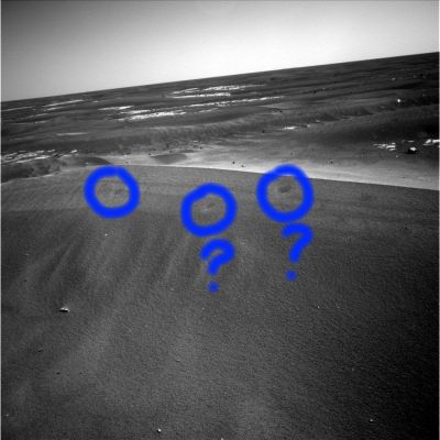 Panorama (5) - Sol 830
Cerchiature Blu: ancora una serie di depressioni circolari e semi-regolari sul ciglio di un "ripple". Si tratterà di minicrateri, dei (soliti?) chiaro-scuri ingannevoli o di una nuova tipologia di Clessidre Marziane?
Parole chiave: Mars Panorama - Controversial