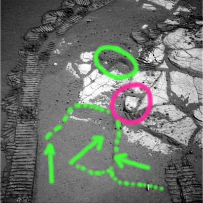 The "unstable" Martian Paving... - Sol 832
Cerchiatura Fucsia: roccia evidentemente "disconnessa" rispetto al pavimento al quale accede (probabilmente ancora l'effetto "Clessidra" il quale si mostra al passaggio del Rover).

Cerchiatura Verde: tracce di "sinking"?

Frecce e Punteggiature Verdi: tracce evidenti di Clessidre (le polveri più sottili e superficiali paiono effettivamente "affondare", evidenziando sempre nuove porzioni di pavimentazione).
Parole chiave: Martian Surface - Controversial