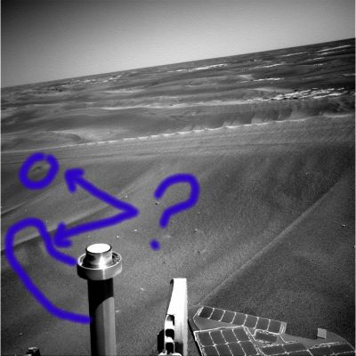 The magnificent "Desolation" of Meridiani Planum (4) - Sol 833
Cerchiature Blu: striature assolutamente enigmatiche. Quella superiore (una specie di "V" rovesciata) potrebbe anche essere la traccia di un mini-cratere; quella inferiore (lunga e spessa) assomiglia ad una "wind-tail" ma...Dov'è' la roccia dalla quale essa dovrebbe dipartirsi?

Nota Lunar Explorer: per coloro che pensano che le cerchiature e le frecce multicolori che usiamo per indicare i dettagli "bizzarri" o le possibili Singolarità ed Anomalìe (superficiali e/od orbitali, Marziane e/o Lunari) esprimono solo le "traveggole" dei nostri Ricercatori, ricordiamo che il nostro Lavoro non si risolve - purtroppo - nè con il dare delle "certezze", nè con l'esprimere delle "verità assolute". 
Noi Vi diamo solo "spunti di riflessione" su una "Visione dello Spazio" che, in tutta onestà, ci sembra di giorno in giorno (e diciamo dal 1969/70 ad oggi) sempre più discutibile e meritevole di indagine critica (nel senso di consapevole).
Parole chiave: Mars Panorama - Controversial