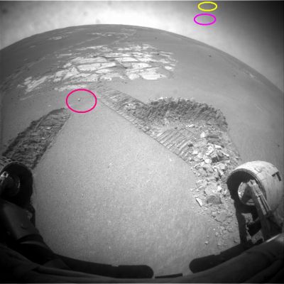 Photoartifact and UFO (1) - Sol 840
Caption NASA originale:"Right Front HazCam Non-linearized Full frame EDR acquired on Sol 840 of Opportunity's mission to Meridiani Planum at approximately 13:35:24 MLT".

Dal sempre ottimo "occhio" del Dr Gianluigi Barca:

Cerchiatura Gialla: photoartifact ricorrente
Cerchiatura Fucsia (in cielo): oggetto reale

Cerchiatura Fucsia (nei pressi del Rover): pebble (ciottolo luccicante, forse perchè piatto e liscio - e quindi capace di riflettere bene la luce del Sole - o forse perchè ricco di micro-cristalli).
Parole chiave: Martian Horizon - Meridiani Planum - Controversial