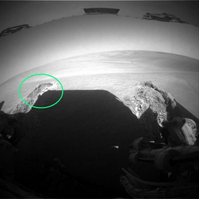 VERY Bizarre Rover-track! - Sol 840
Cerchiatura Verde: la traccia lasciata dal ruotino anteriore Sx nella ormai sempre più indefinibile "sabbia" di Meridiani è davvero incredibile. 
Il segno che vediamo ci ricorda, usando un pizzico di fantasia, il risultato del passaggio di una mola su una superficie decisamente solida o anche - perchè no? - l'impronta di un microsolco (insomma un disco in vinile, come quelli che circolavano sino a qualche anno fa).

Ma il punto cruciale non è "che cosa sembra" o "che cosa ci ricorda", in fondo, l'impronta del ruotino. Il punto, ovviamente, è un altro: "di che cosa è fatta" la "sabbia (?)" di Meridiani per "reagire" in questo modo alle sollecitazioni esterne?

Alcuni Ricercatori (anche noi, alle volte) pensano che la sabbia di Meridiani sia "umida". E se si trattasse di sabbia completamente intrisa di ghiaccio d'acqua ed è proprio questo ghiaccio d'acqua che la rende così compatta e collosa - e quindi simile -, per esempio, alla "calce"?
Parole chiave: Martian Sands and Rover's Left Front Wheel - Meridiani Planum - Controversial