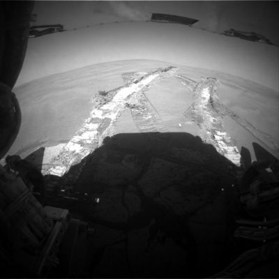 Sand and "salt" everywhere! - Sol 841
Caption originale:"Left Rear HazCam Non-linearized Full frame EDR acquired on Sol 841 of Opportunity's mission to Meridiani Planum at approximately 12:45:56 MLT".
Parole chiave: Martian Surface - Rover tracks - Salt and sulphates