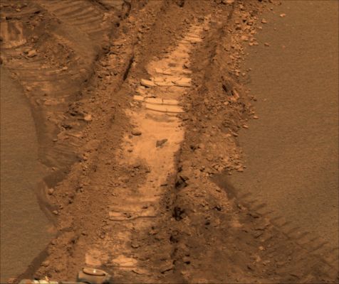 Jammerbugt (3) - Sol 842
Caption NASA originale:"The images are of great scientific value but were not critical for planning operations. Accordingly, they were not fully downlinked until Sol 864 (June 29, 2006), about three weeks after they were obtained".

Nota: oltre alle interessanti annotazioni ufficiali NASA, Vi suggeriamo di prestare molta attenzione alle caratteristiche del suolo Marziano. Due anni fa, nella Sezione "Mars in Colors", avevamo evidenziato come la superficie del Pianeta Rosso non avesse alcuna apparenza di "durezza". La durezza che dovrebbe, logica alla mano, caratterizzare un suolo quasi del tutto gelato quale quello di Marte dovrebbe essere. Al contrario: il suolo di Marte viene intaxxato con estrema semplicità e si scopre che esso assomiglia molto al cosiddetto "suolo da coltivazione" (tanto comune nelle nostre campagne, specie al Sud): un suolo privo di rocce e costituito da terra soffice e grassa.
Guardate bene e poi riflettete bene sulle dichiarazioni NASA ed ESA ufficiali, secondo cui Marte "...è solo sabbia, polveri e roccia...". 

Guardate MOLTO bene...

Parole chiave: Martian Soil